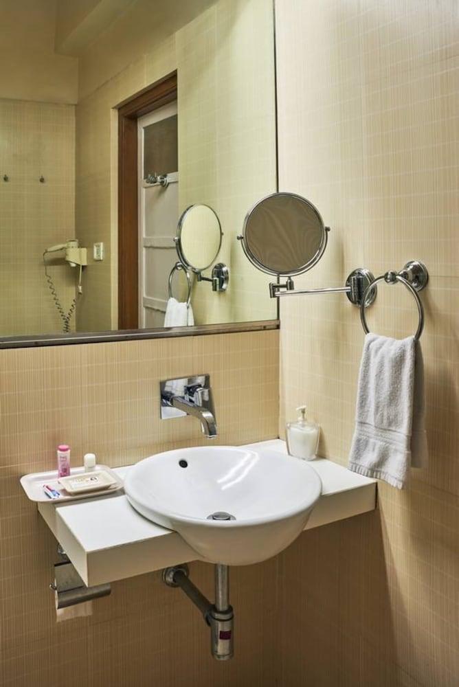 Astoria Hotel Мумбай Екстериор снимка