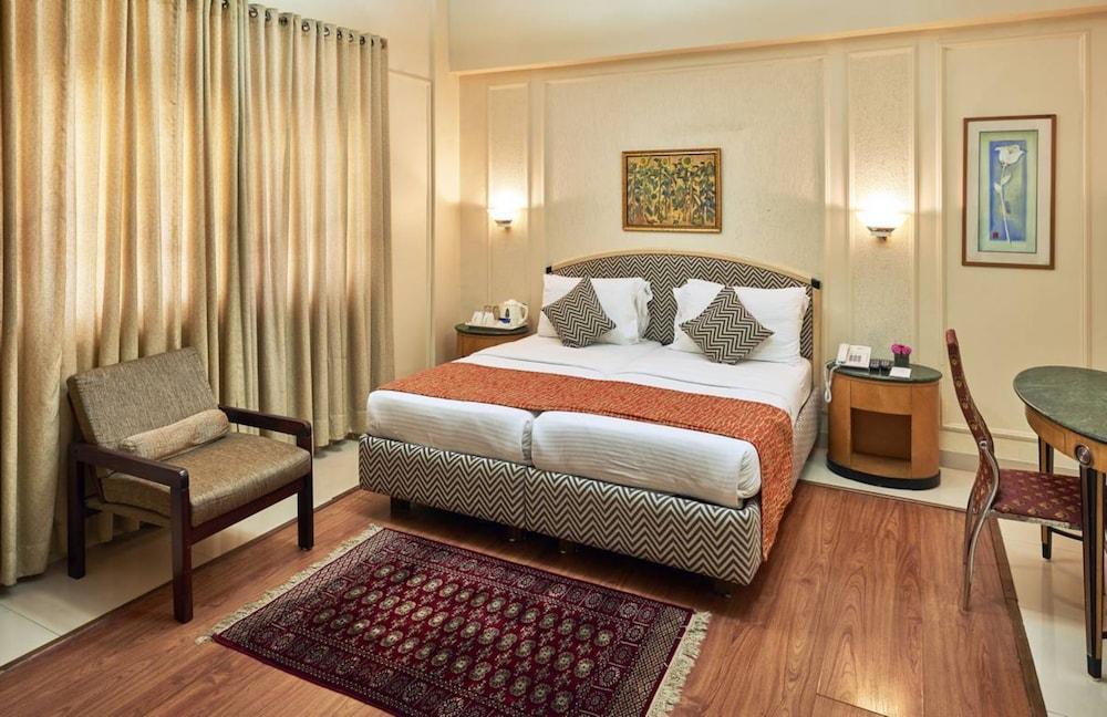 Astoria Hotel Мумбай Екстериор снимка
