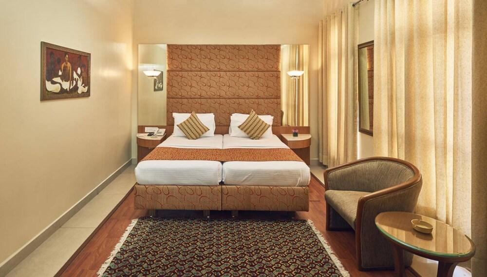 Astoria Hotel Мумбай Екстериор снимка