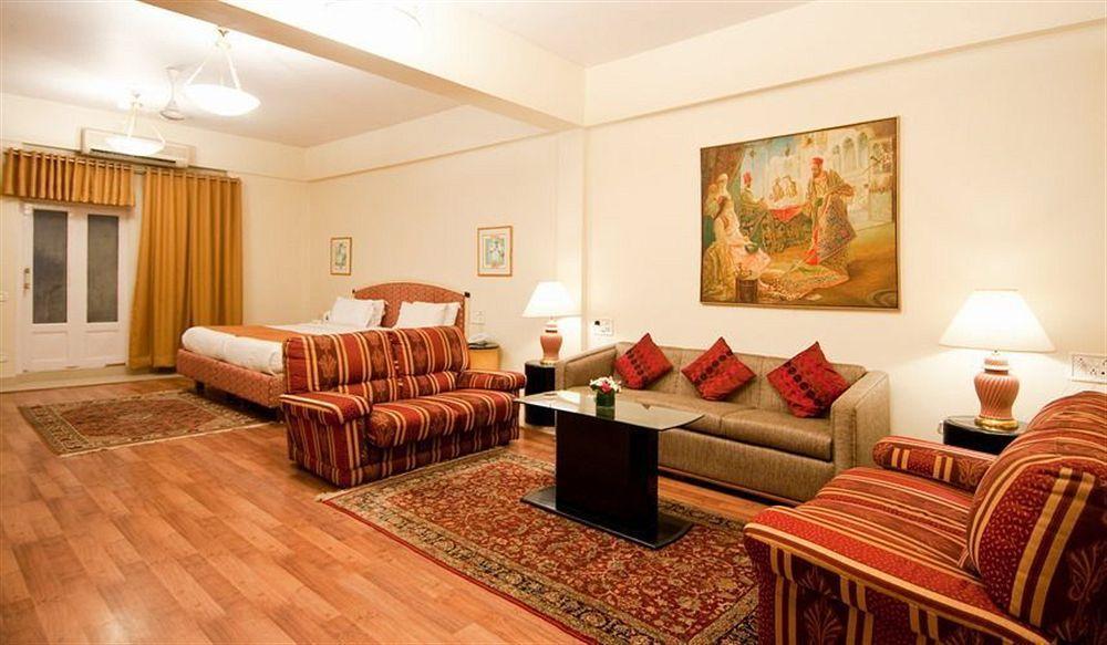 Astoria Hotel Мумбай Екстериор снимка