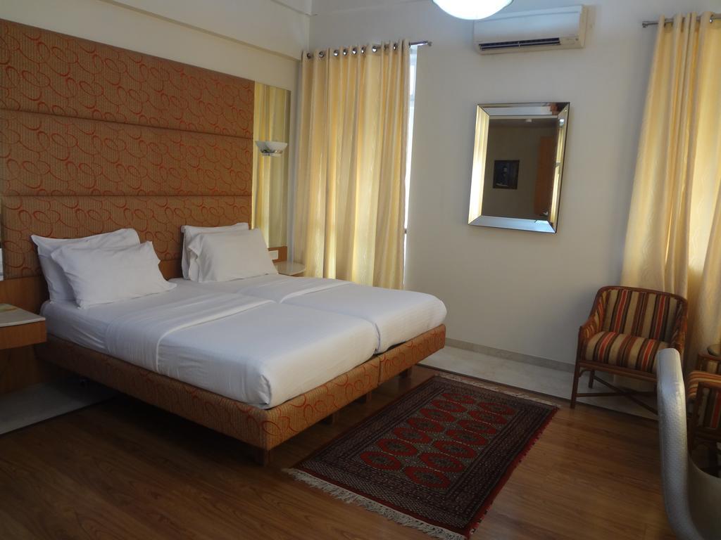 Astoria Hotel Мумбай Екстериор снимка