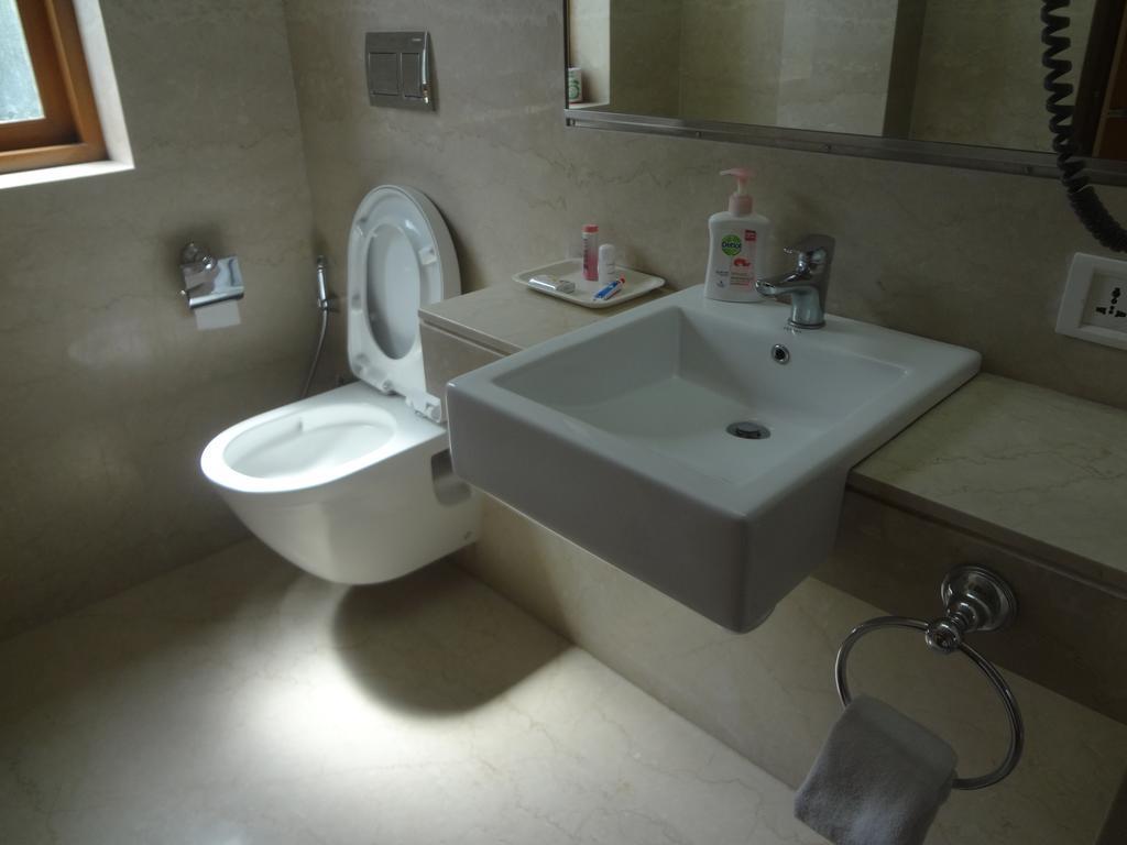 Astoria Hotel Мумбай Екстериор снимка