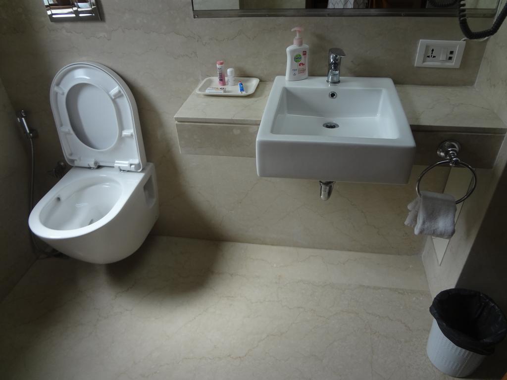 Astoria Hotel Мумбай Екстериор снимка