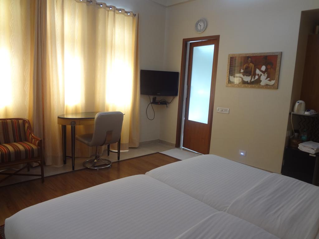 Astoria Hotel Мумбай Екстериор снимка