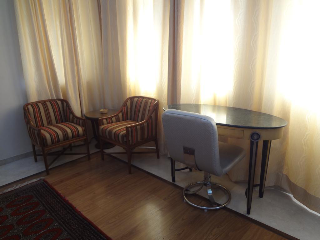 Astoria Hotel Мумбай Екстериор снимка