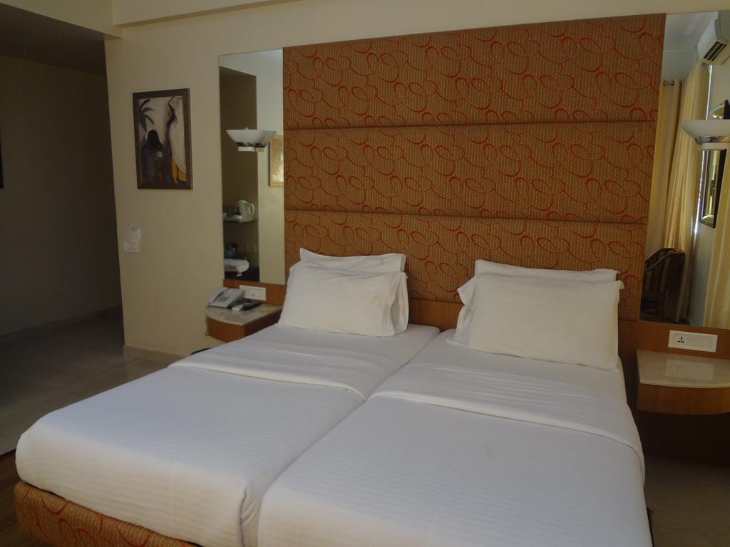 Astoria Hotel Мумбай Екстериор снимка