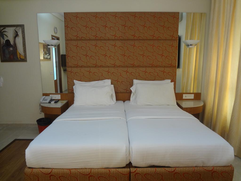 Astoria Hotel Мумбай Екстериор снимка