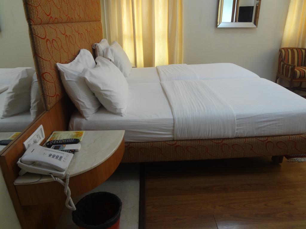 Astoria Hotel Мумбай Екстериор снимка