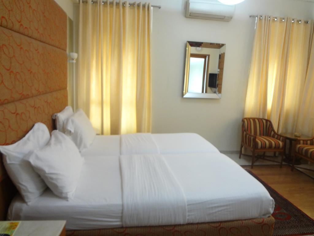Astoria Hotel Мумбай Екстериор снимка