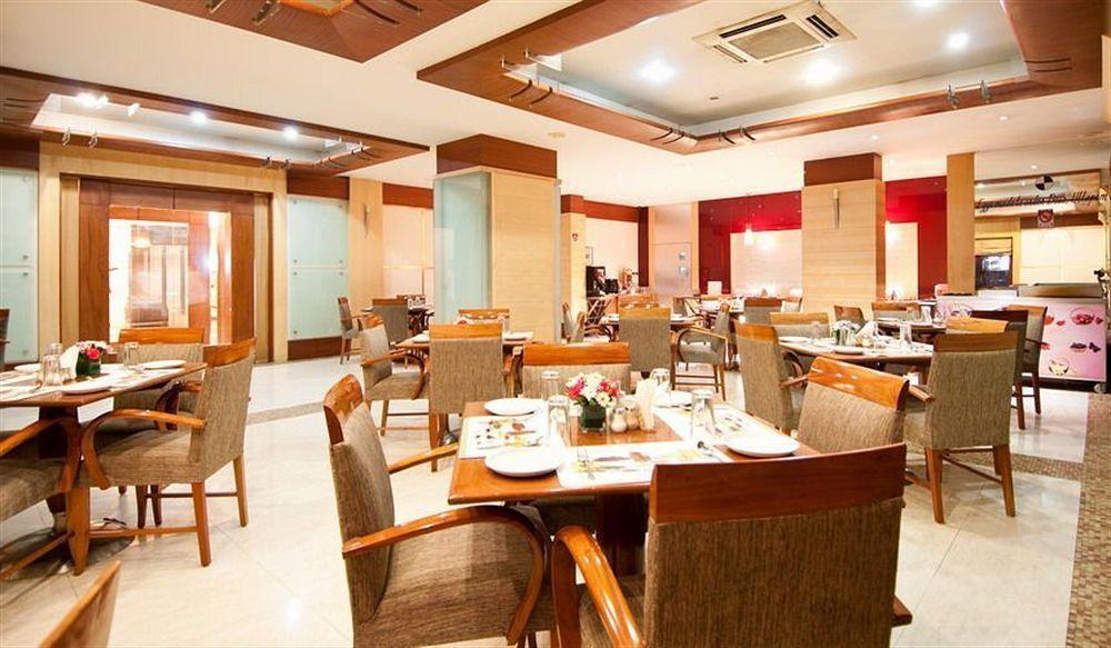 Astoria Hotel Мумбай Екстериор снимка