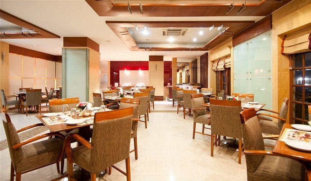 Astoria Hotel Мумбай Екстериор снимка