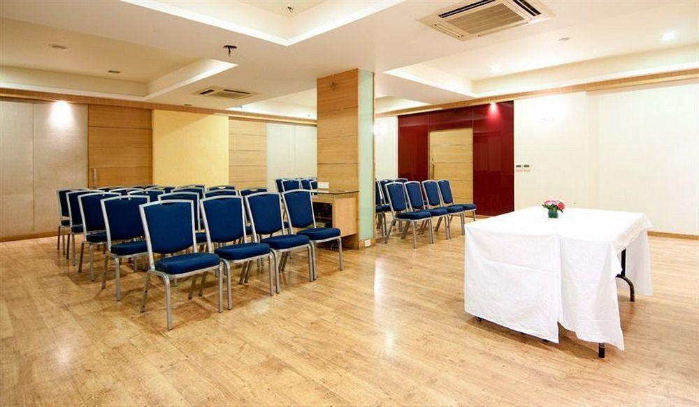 Astoria Hotel Мумбай Екстериор снимка
