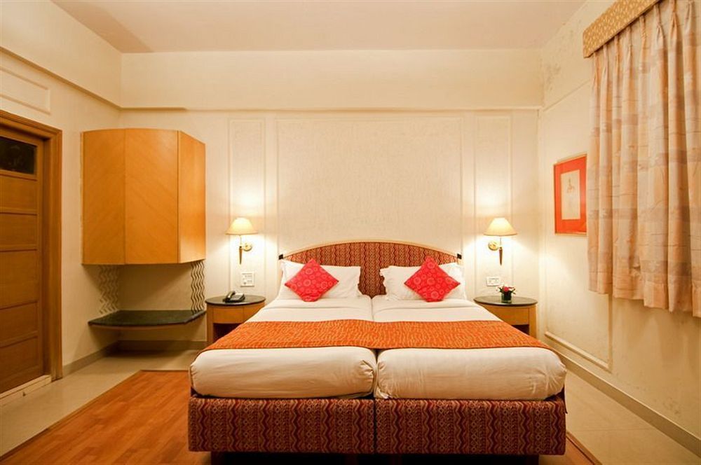 Astoria Hotel Мумбай Екстериор снимка