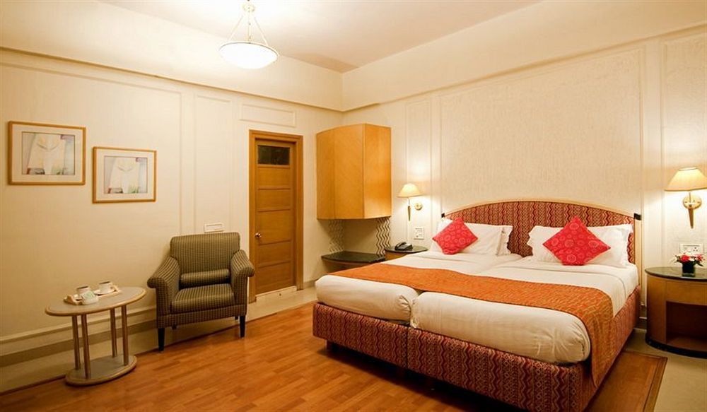 Astoria Hotel Мумбай Екстериор снимка