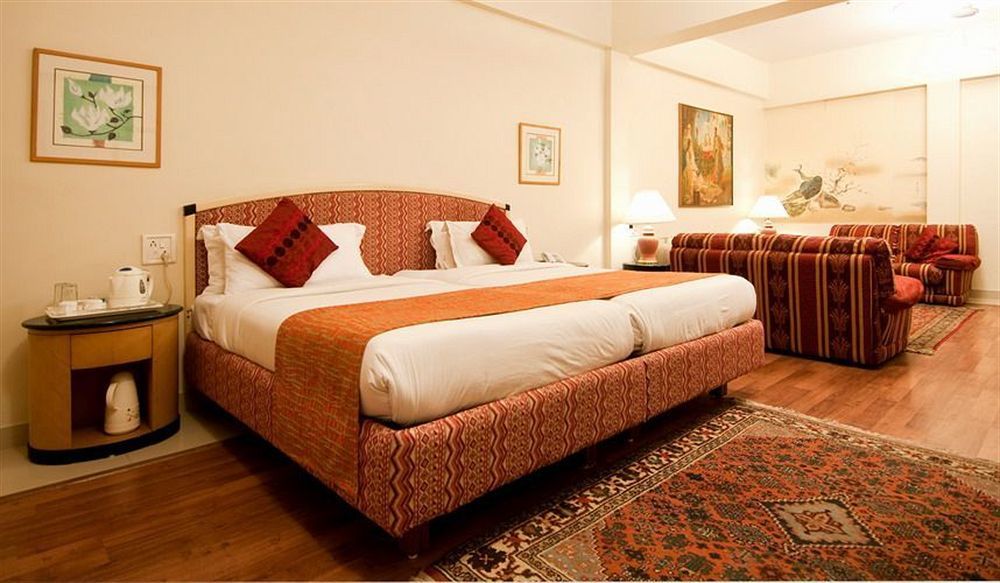 Astoria Hotel Мумбай Екстериор снимка