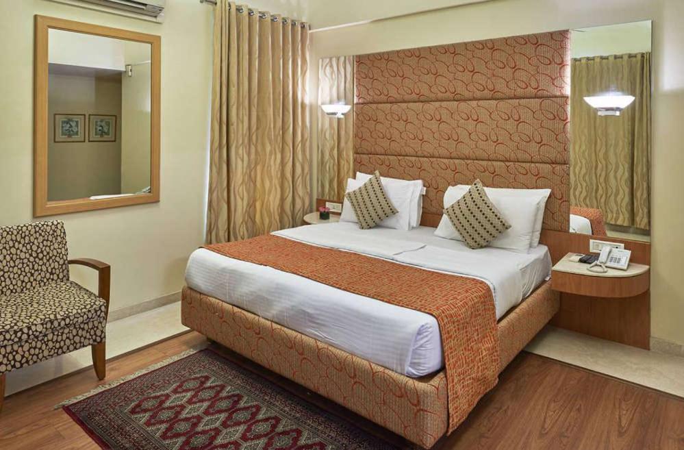Astoria Hotel Мумбай Екстериор снимка
